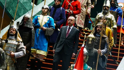 TKP Genel Sekreteri Kemal Okuyan açıklama yaparken