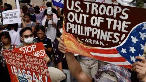 Filipinler Bağımsızlık Günü'nde ABD askerlerinin ülkeden çıkarılmasını talep eden protestocuların yürüyüşünden bir görüntü.
