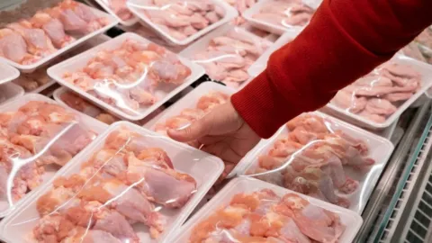 Beyaz et sektöründe haksız fiyat artışları iddialarına ilişkin soruşturma kapsamında adliyeye sevk edilen şüpheliler.