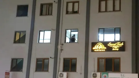 Muğla'da KADES ihbarına giden polis memuru Tayfun Baş'ın şehit düştüğü saldırı olayıyla ilgili haber.