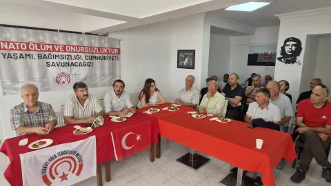 Mamak'ta NATO zirvesine karşı bir araya gelen yurttaşlar.