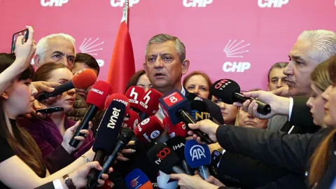 CHP Genel Merkezi önünde polis müdahalesi ve parti binası