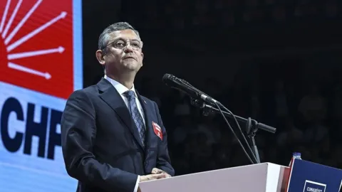 Gazeteci Deniz Zeyrek'in CHP'deki yeni parti hazırlığına ilişkin iddiaları hakkında haber görseli.