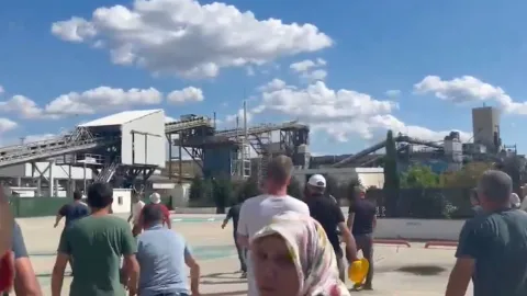 Özşen Madencilik işçilerinin direnişini destekleyen aileler ve sendika yöneticileri, maden önünde toplanmış durumda.