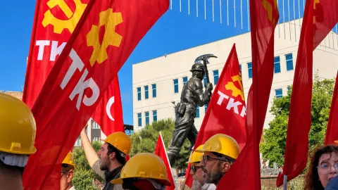 Soma'da madenlerin devletleştirilmesi talebiyle düzenlenen yürüyüşten genel plan görüntü.