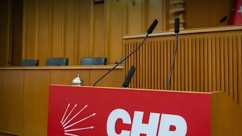 CHP Genel Merkezi önünde toplanan bir grup insan ve parti bayrakları.