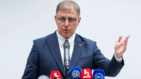 İzmir Büyükşehir Belediye Başkanı Cemil Tugay konuşma yaparken
