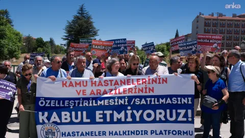 Eskişehir'de hastane özelleştirmelerine karşı yürüyüş yapan platform üyeleri.