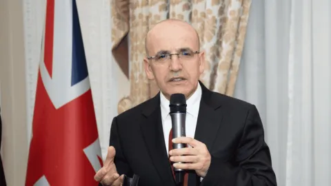 Hazine ve Maliye Bakanı Mehmet Şimşek'in ekonomi politikalarını eleştiren bir haber görseli.