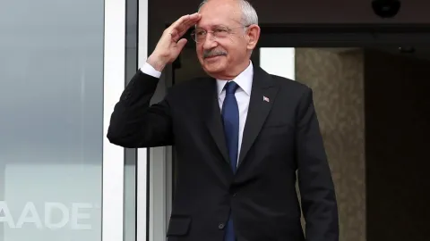 CHP Genel Merkezi önünde toplanan kalabalık ve parti bayrakları