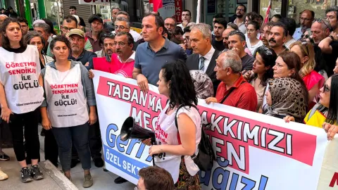 Ankara'da hak taleplerini dile getiren öğretmenler polis müdahalesine karşı açıklama yapıyor.
