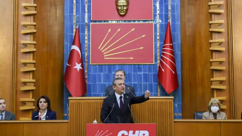 CHP Genel Başkanı Özgür Özel ve eski Genel Başkan Kemal Kılıçdaroğlu'nun açıklamaları sonrası parti grubunda hareketlilik.