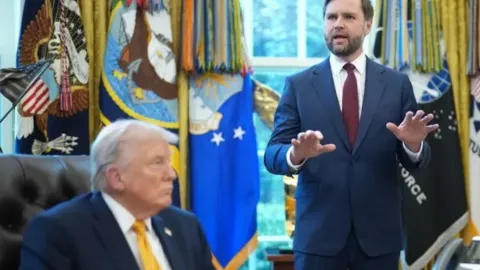 ABD Başkanı Donald Trump ve Başkan Yardımcısı JD Vance'ın dijital ortamda imzaladığı İran mutabakatı hakkında açıklamalar yapıldı.