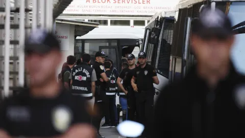 Silivri Adliyesi önünde polis ve basın mensupları