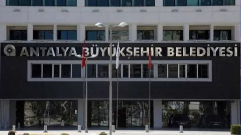 Antalya Büyükşehir Belediyesi önünde polis operasyonu görüntüsü