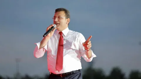 Ekrem İmamoğlu, siyasi bir toplantıda konuşma yaparken
