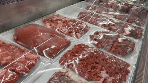 Kırmızı et ürünleri ve market rafları