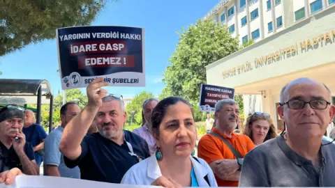 Prof. Dr. İzge Günal'ın görevine dönmesi sonrası hasta bakmasının engellenmesine tepki gösteren İzmir Sağlık Platformu üyeleri.