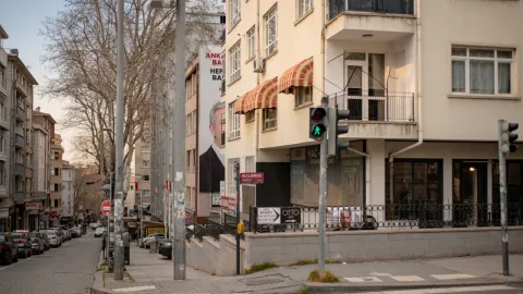 Ankara'da bir evde su faturası tutan vatandaşın yüzündeki şaşkınlık ve endişe ifadesi