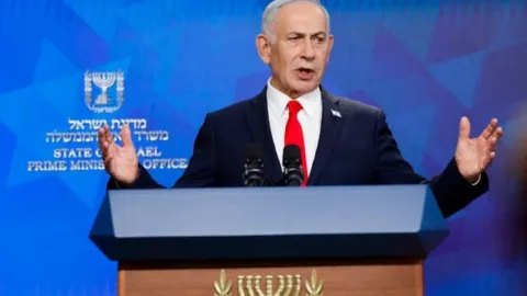 İsrail Başbakanı Binyamin Netanyahu basın toplantısı yaparken