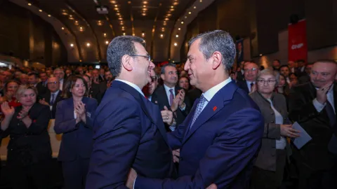 CHP parti binası önü ve genel siyasi atmosferi yansıtan bir görüntü.