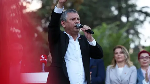 CHP Genel Başkanı Özgür Özel'in bir toplantıdaki görüntüsü.