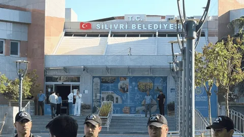 Silivri Belediye binası önünde çekilmiş bir fotoğraf.