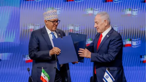 Somaliland Başkanı Abdirahman Muhammed Abdullahi ve İsrail Başbakanı Binyamin Netanyahu el sıkışırken.