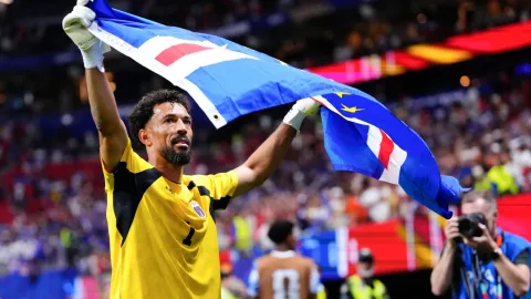 2026 Dünya Kupası'nda mücadele eden Yeşil Burun Adaları ve Curaçao milli takımları ile kaleci Vozinha'nın görselleri.