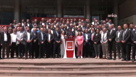 CHP Genel Merkezi önünde bekleyen delegeler