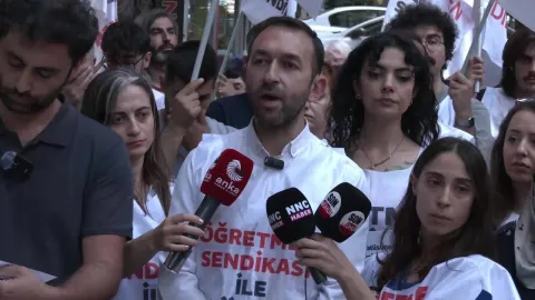 Özel sektör öğretmenleri ve mülakat mağduru öğretmen aileleri TBMM önünde açıklama yapıyor.