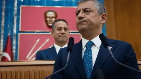 CHP Genel Başkanı Özgür Özel konuşma yaparken