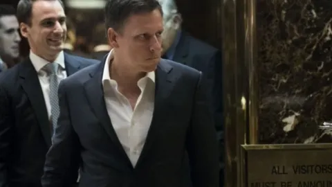 Peter Thiel'in kurucuları arasında yer aldığı Dialog örgütünün gizli kayıtlarının sızdığına dair haber görseli.