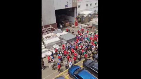 Sedef Tersanesi işçilerinin "Sendika istifa" sloganlarıyla yürüdüğü an.
