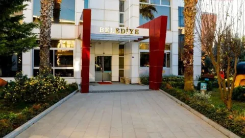 Seferihisar Belediyesi'ne düzenlenen rüşvet operasyonunda gözaltına alınanlar.
