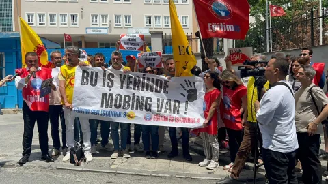 Şişli Fuat Soylu İlkokulu önünde toplanan öğretmenler ve sendika üyeleri basın açıklaması yapıyor.