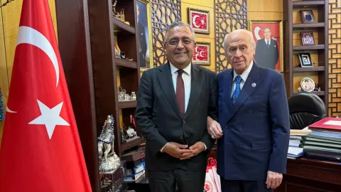 CHP Diyarbakır Milletvekili Sezgin Tanrıkulu ve MHP Genel Başkanı Devlet Bahçeli'nin tokalaştığı bir fotoğraf.