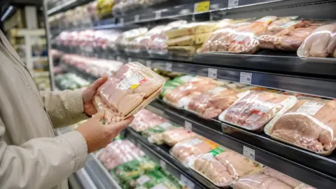 Tavuk eti sektöründeki 13 şirkete atanan denetim kayyımlığı kararları iptal ediliyor.