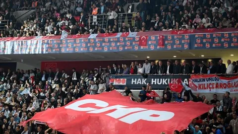 CHP Genel Başkanı Özgür Özel konuşma yaparken