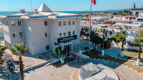 Seferihisar Belediyesi'ne yönelik rüşvet soruşturması kapsamında gözaltına alınan şüpheliler.