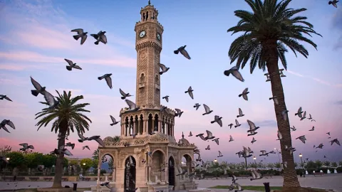 İzmir'de belediye binası önünde polis ekipleri.