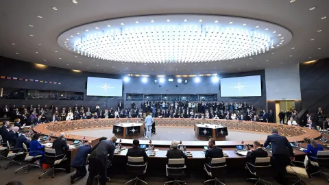 NATO Savunma Bakanları Brüksel'de toplandı, ABD'li bakan Pete Hegseth ve NATO Genel Sekreteri Mark Rutte açıklama yapıyor.