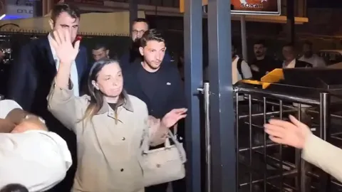 Seferihisar Belediyesi yolsuzluk soruşturması kapsamında gözaltına alınan Nermin Günay.