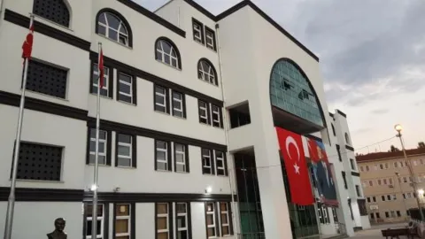 Selimiye Mesleki ve Teknik Anadolu Lisesi binası önünde toplanan öğrenciler ve öğretmenler.