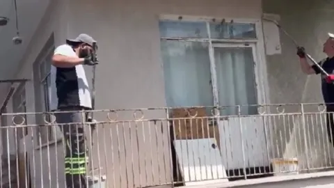 NATO Zirvesi öncesi Ankara'da bir binanın dış cephesinin boyandığı görülüyor.
