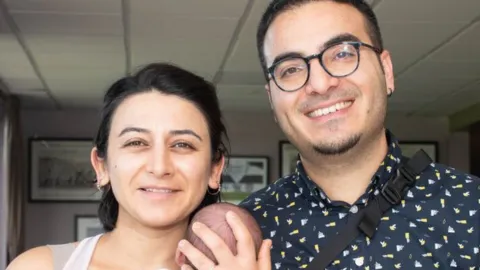 Gazeteci Çağdaş Gökbel ve bebeği Larkin Ulaş