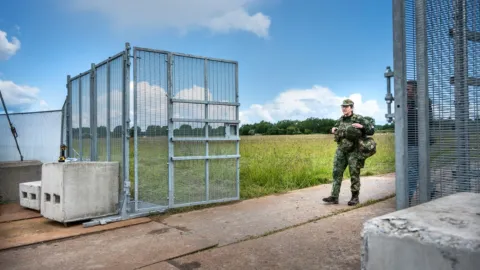Hollanda ordusu tarafından test edilen yeni esir kampı tasarımını gösteren bir görsel.