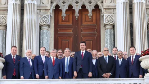 D-8 Ekonomik İşbirliği Teşkilatı programı sonrası siyasi liderlerin hatıra fotoğrafı.
