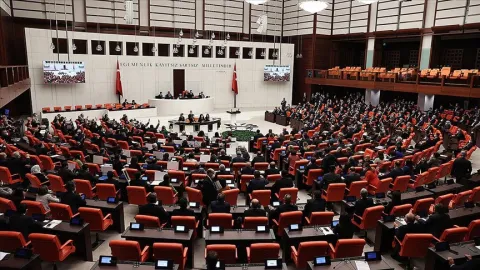 TBMM Genel Kurulu'nda oylama sırasında yaşanan tartışmalar.
