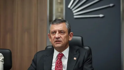 CHP Genel Başkanı Özgür Özel açıklama yaparken